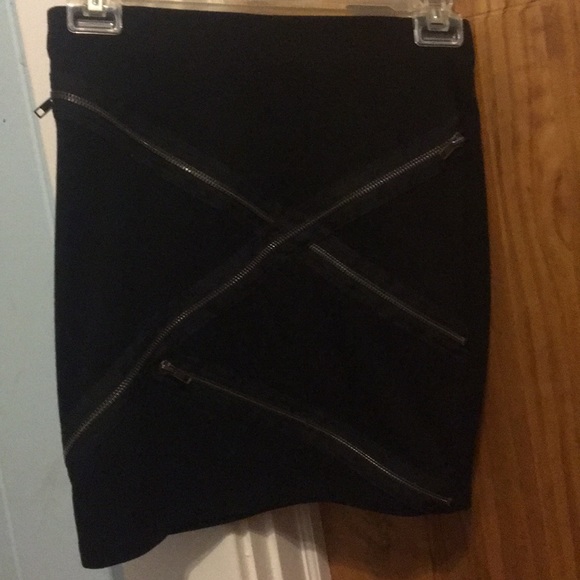 Black skirt with zippers on the front 🙌 - Picture 3 of 7